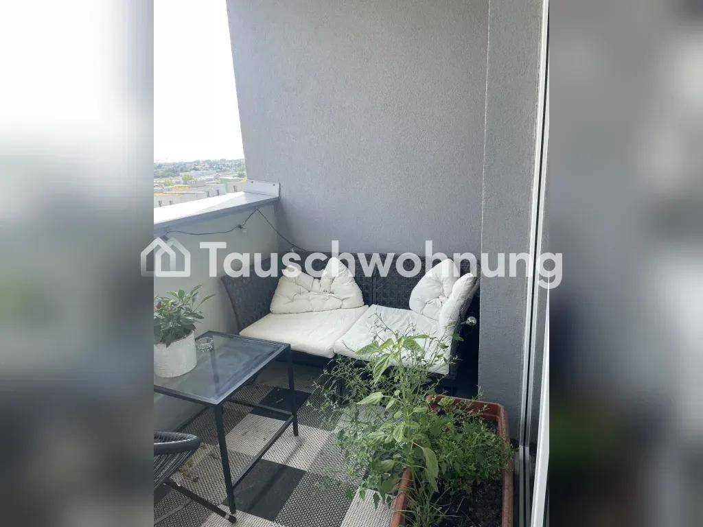 Kleiner Balkon mit Sitzgelegenheiten und Pflanzen, ideal für entspannte Stunden im Freien.