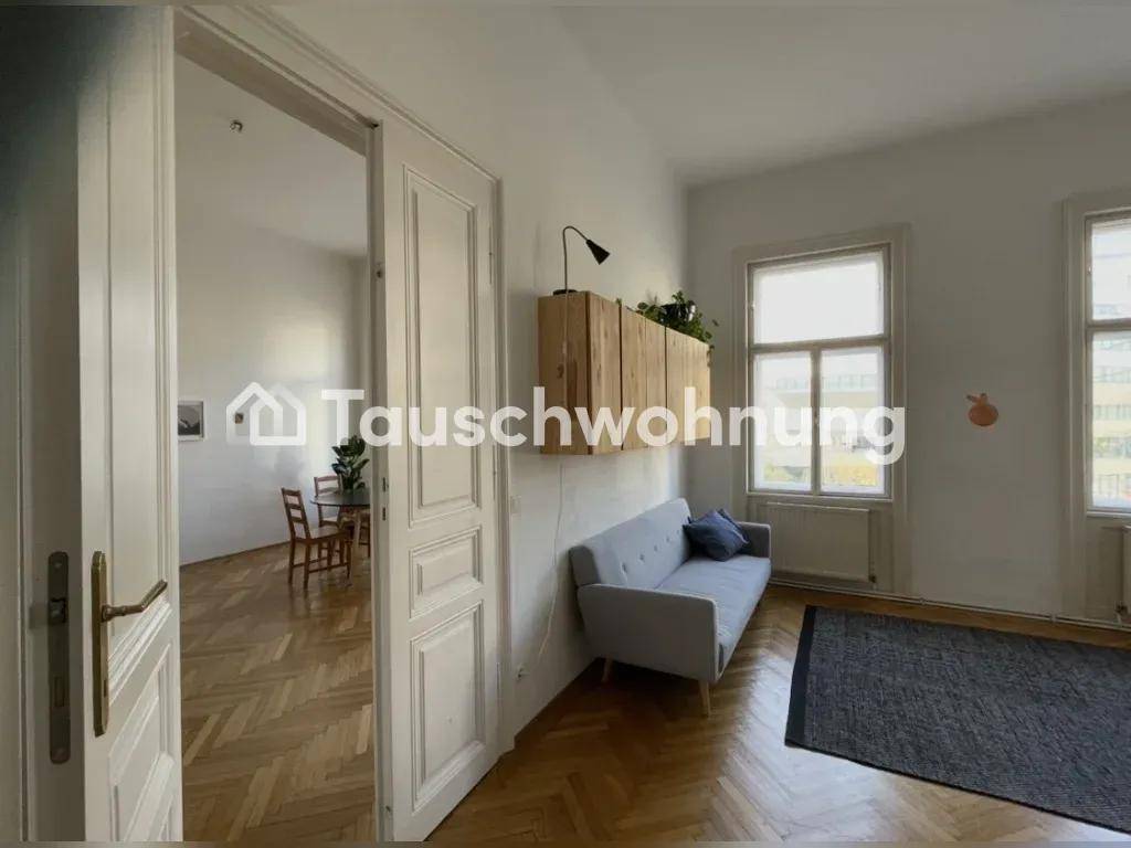 Geräumiges Wohnzimmer mit hellem Fischgrätparkett und einem bequemen Sofa.