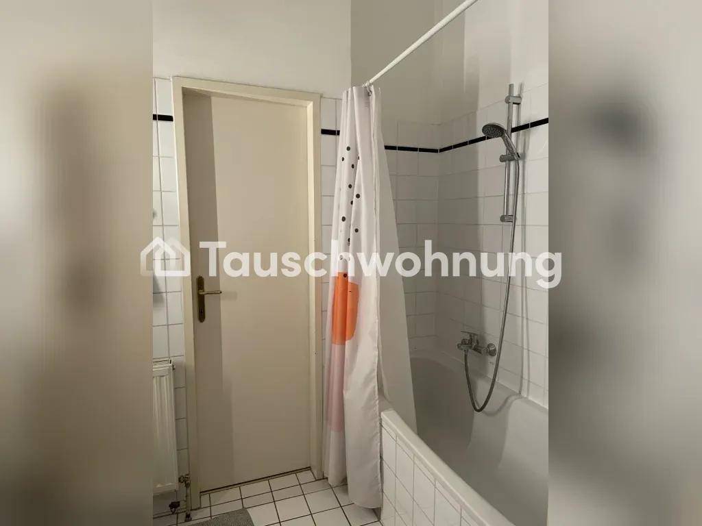Badezimmer mit Badewanne, Duschvorhang und weißen Fliesen an Wänden und Boden.