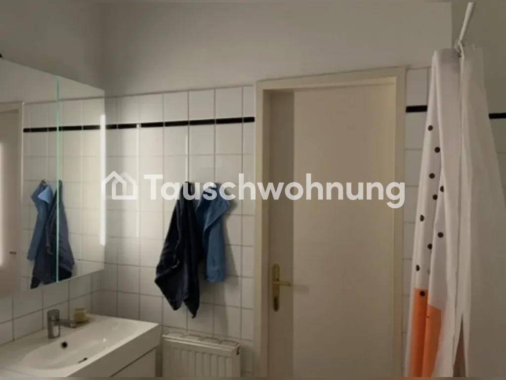 Badezimmer mit Waschbecken, Spiegelschrank und weißen Wandfliesen.