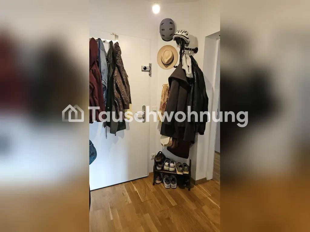 Eingangsbereich mit Garderobe und Schuhregal für praktische Aufbewahrung.