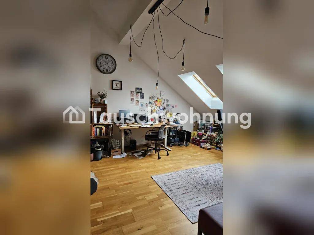 Dachgeschosszimmer mit Schreibtisch, Holzboden und Dachfenster für natürliches Licht.