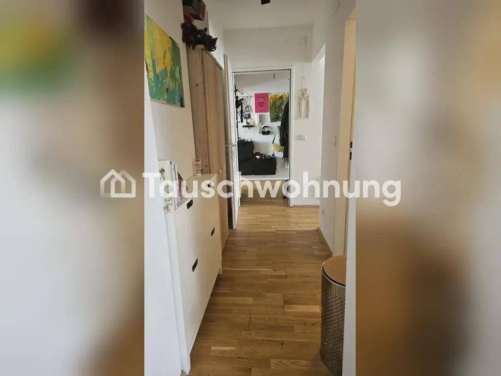 Heller Flur mit Holzboden und praktischem Schuhschrank.