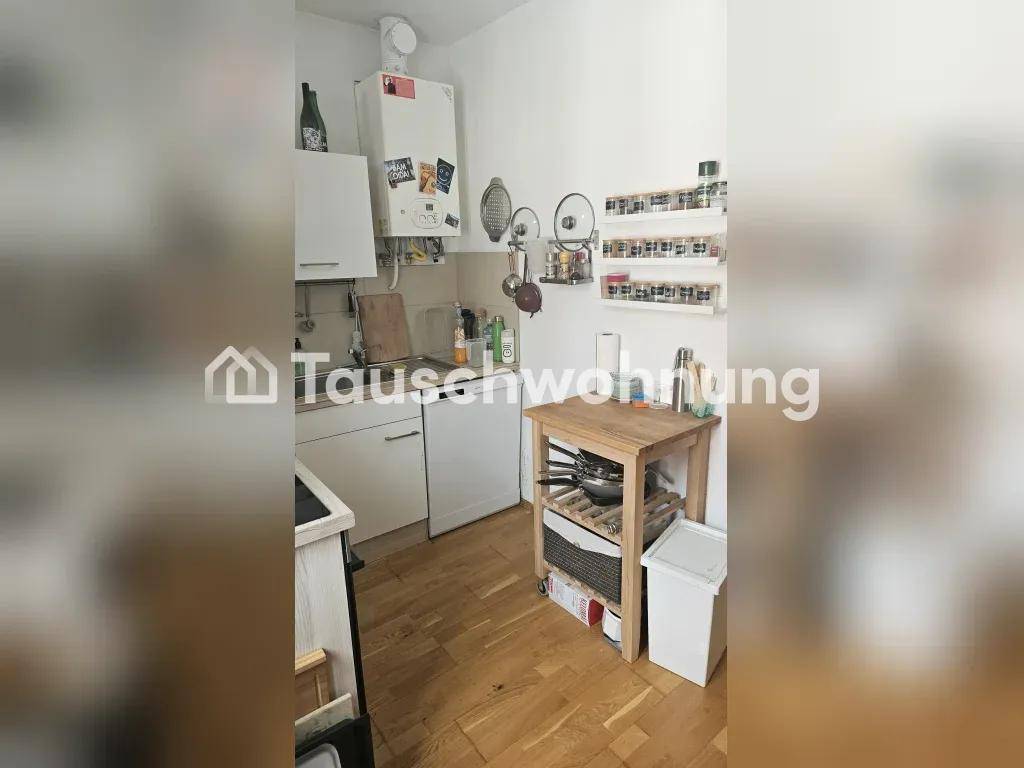 Funktionale Küche mit kleinem Beistelltisch und Wandheizkessel.