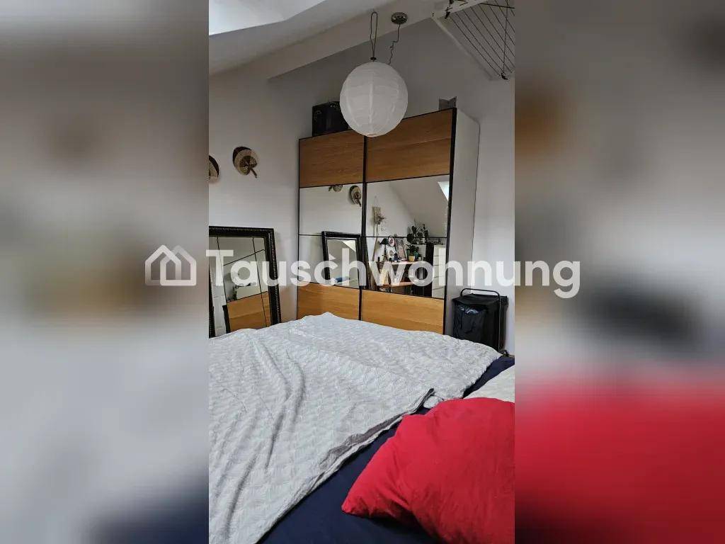 Schlafzimmer mit großem Kleiderschrank mit Spiegeltüren und Holzboden.