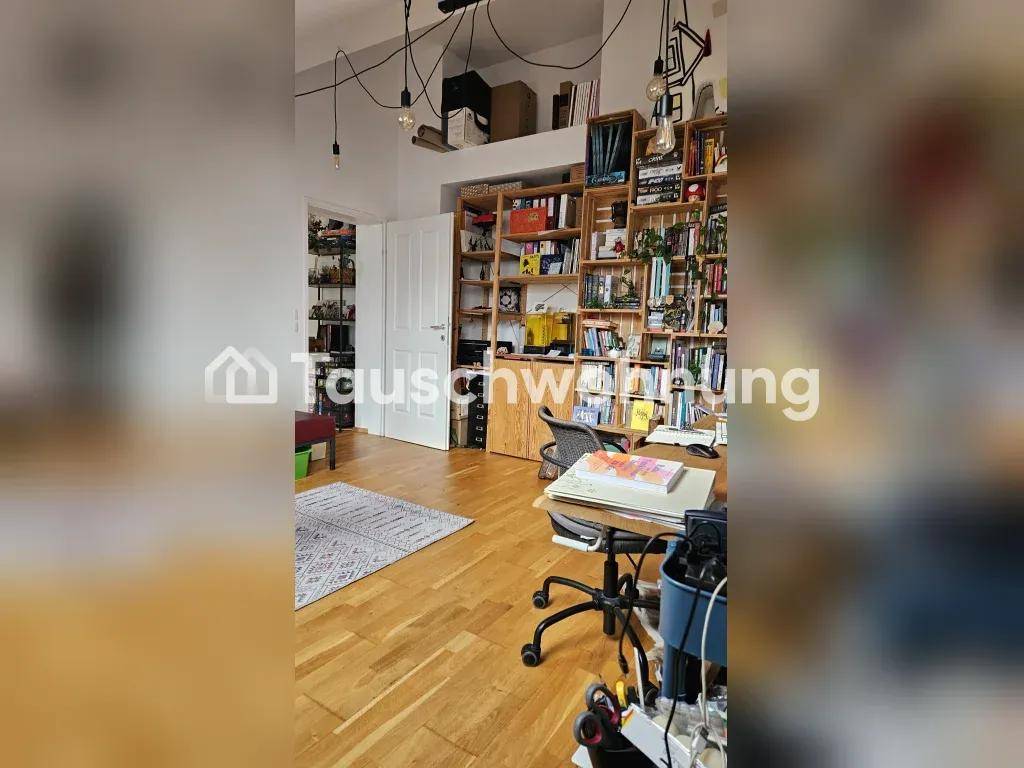 Geräumiges Arbeitszimmer mit großem Bücherregal und Holzboden.