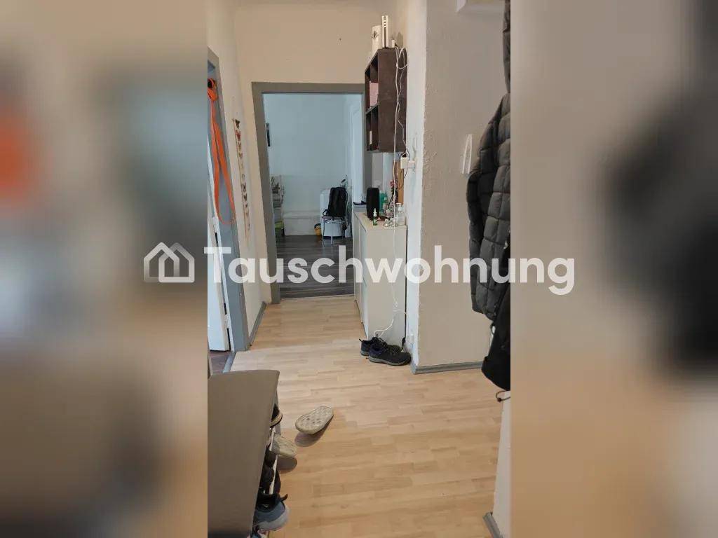 Langer Flur mit hellem Boden, der zu weiteren Räumen führt.