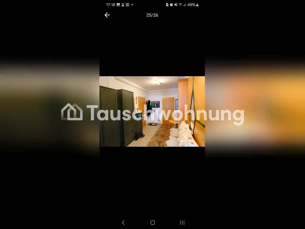 Innenraum mit Schränken und Teppich, möglicherweise ein Flur oder Abstellbereich mit begrenzter Sichtbarkeit.