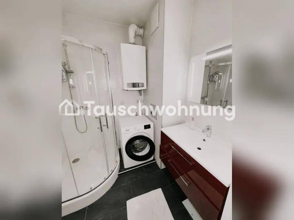 Modernes Badezimmer mit Duschkabine, Waschmaschine, rotem Waschtischunterschrank und Wandheizung.