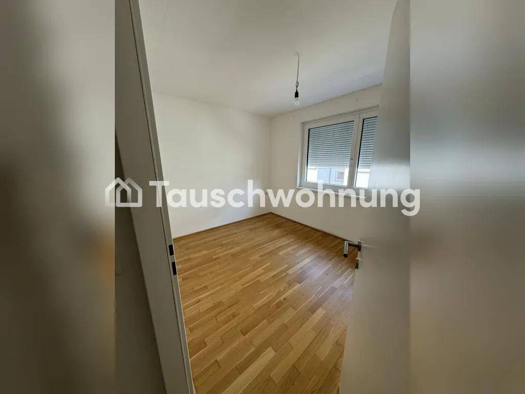 Leeres Zimmer mit hellem Holzfußboden und einem Fenster mit Rollladen, ideal als Schlaf- oder Arbeitszimmer.