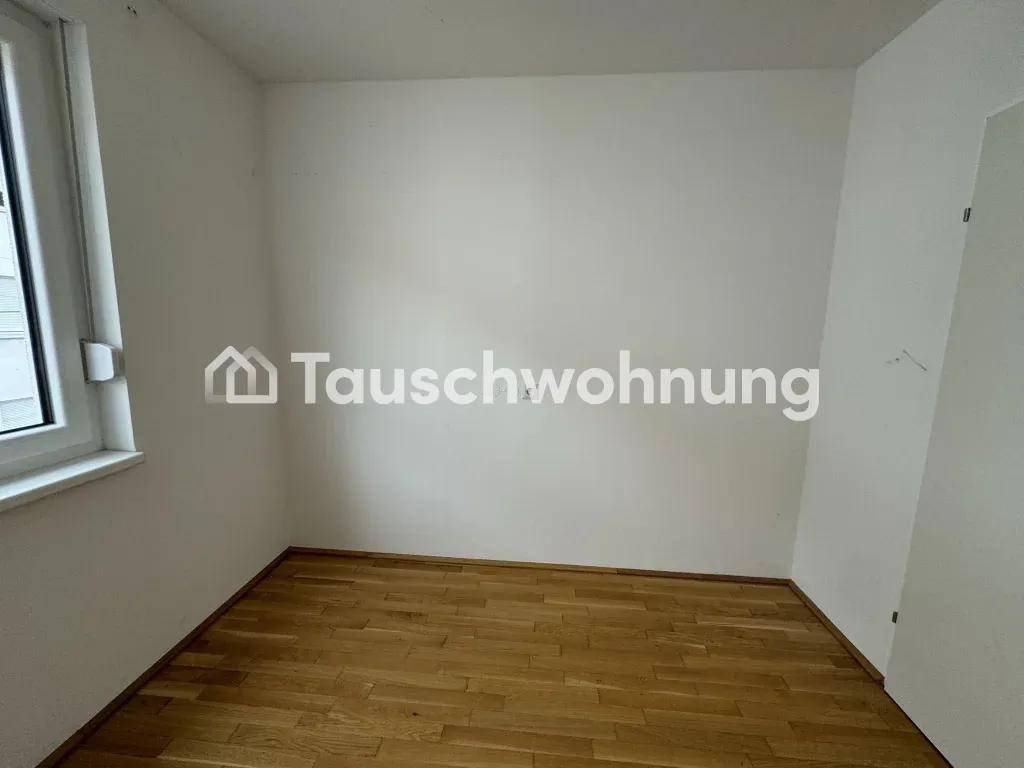 Heller, leerer Raum mit Holzfußboden und einem Fenster, bietet vielseitige Nutzungsmöglichkeiten.