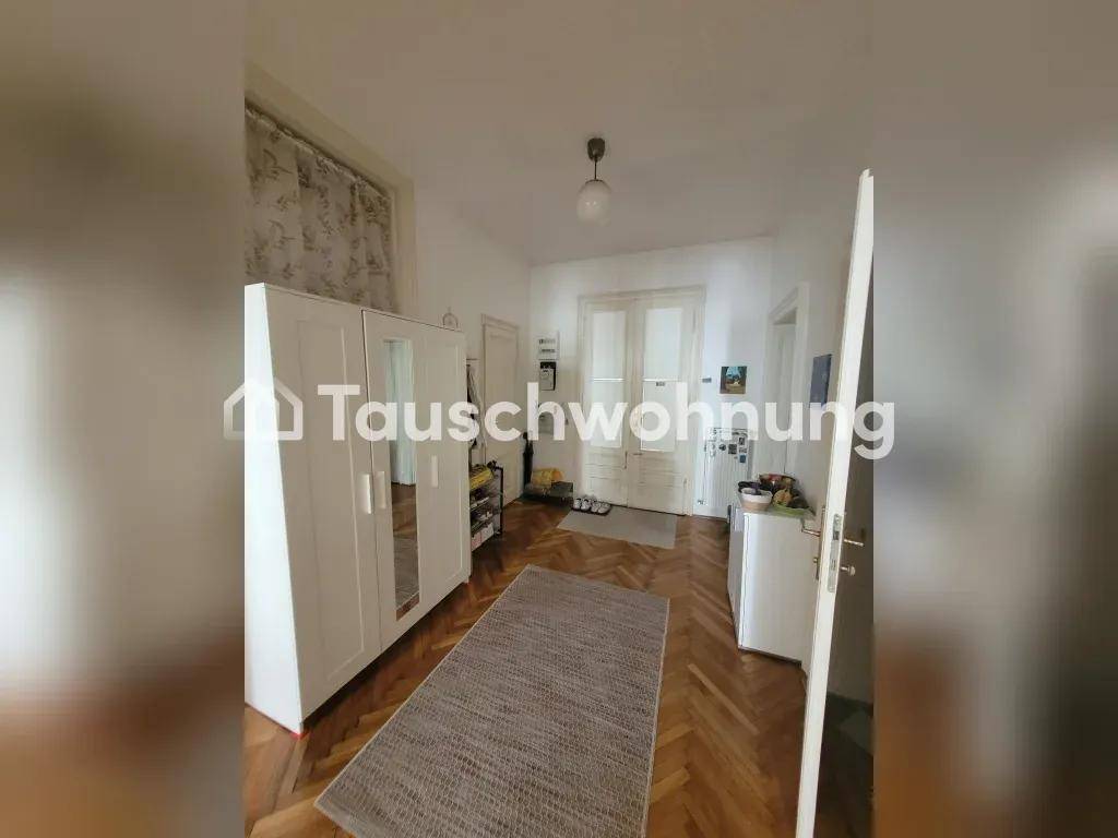 Eingangsbereich des Flurs mit Kleiderschrank und Blick auf die weiteren Räume der Wohnung.