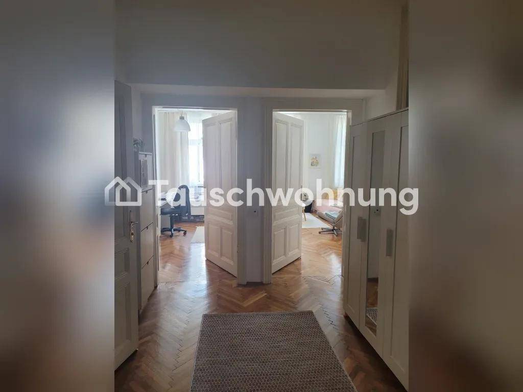 Heller Flur mit offenen Türen, die den Blick in die angrenzenden Wohnbereiche freigeben.