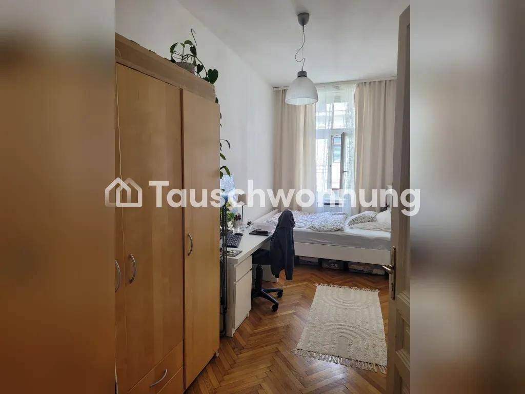 Gemütliches Schlafzimmer mit Einzelbett, Schreibtisch und Holzschrank, ideal für Gäste oder Kinder.
