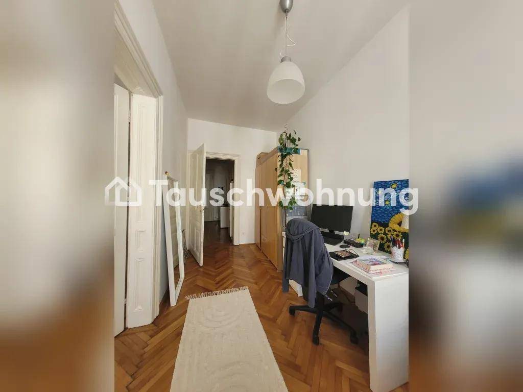Helles Schlafzimmer mit Schreibtisch, Kleiderschrank und Zugang zu weiteren Räumen.