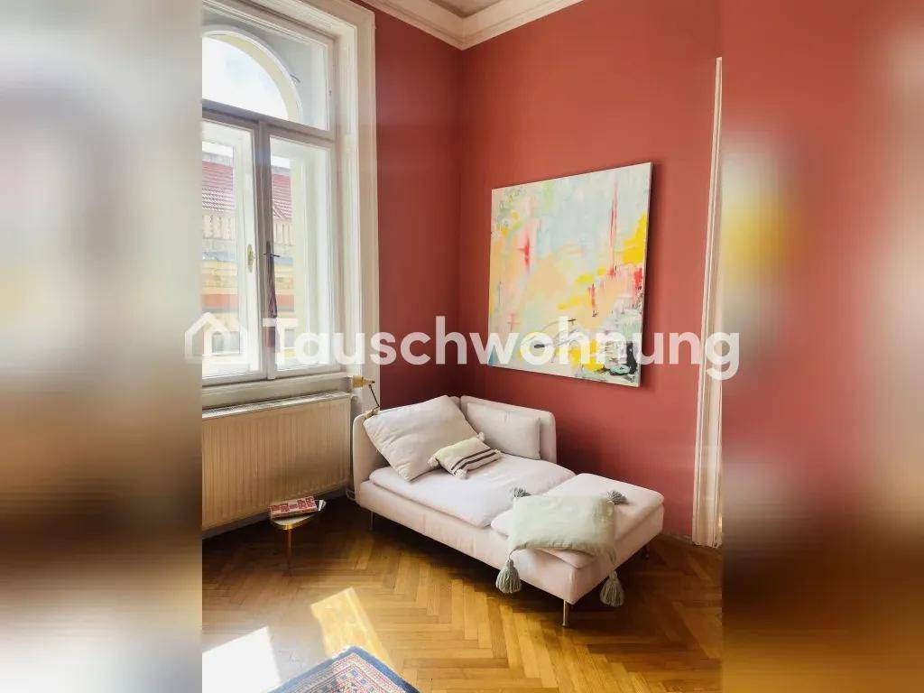 Heller Wohnbereich mit Chaiselongue, großem Fenster und rosa gestrichenen Wänden.