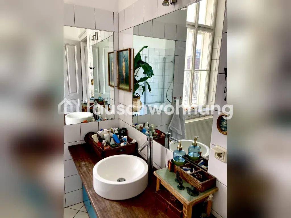 Badezimmer mit modernem Aufsatzwaschbecken, großem Spiegel und weißen Fliesen.