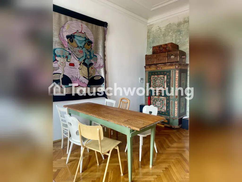 Esszimmer mit rustikalem Holztisch, verschiedenen Stühlen und einem antiken Schrank.