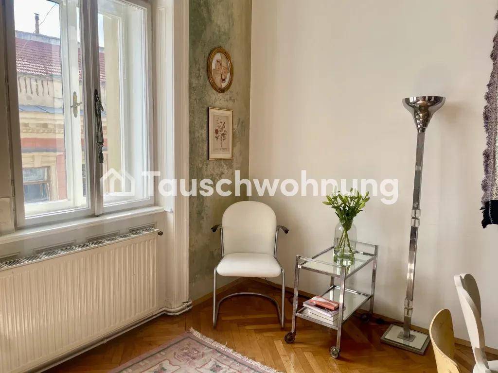 Heller Essbereich oder Arbeitszimmer mit Fenster, Stuhl und Beistelltisch.