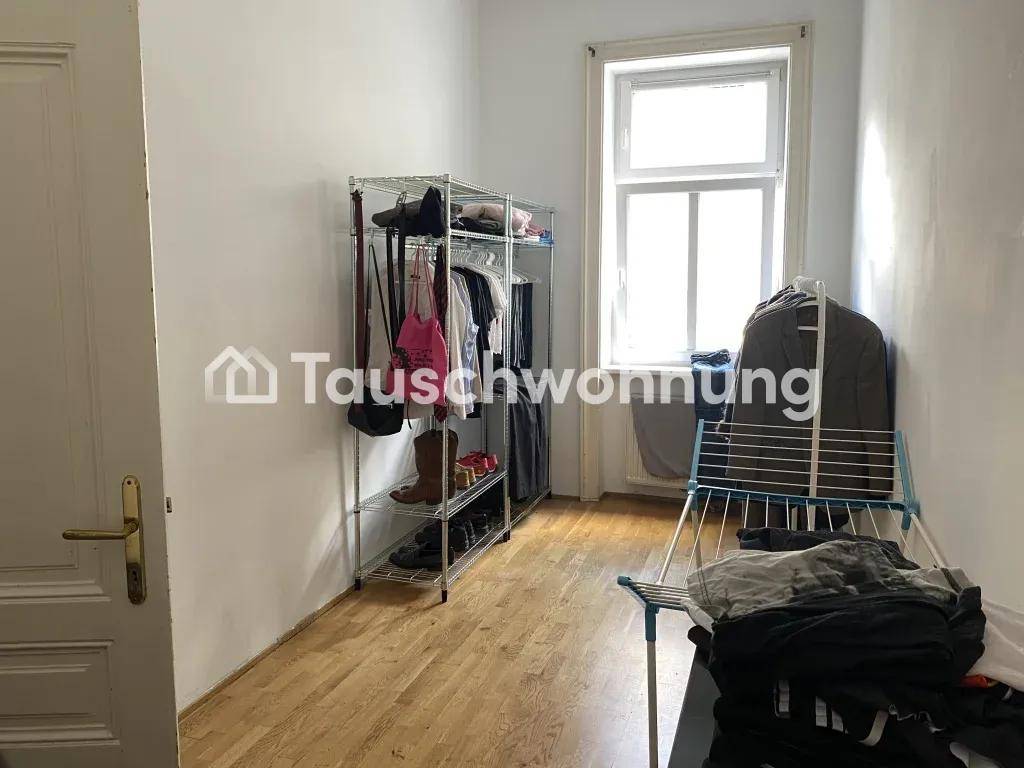 Praktischer Raum mit Kleiderständer und Regal für zusätzlichen Stauraum und Fenster.