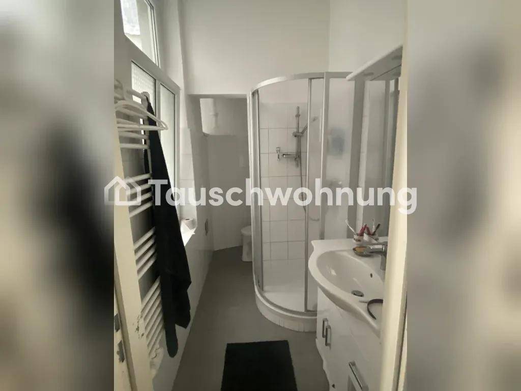 Modernes Badezimmer mit Duschkabine, Waschbecken und beheiztem Handtuchhalter.