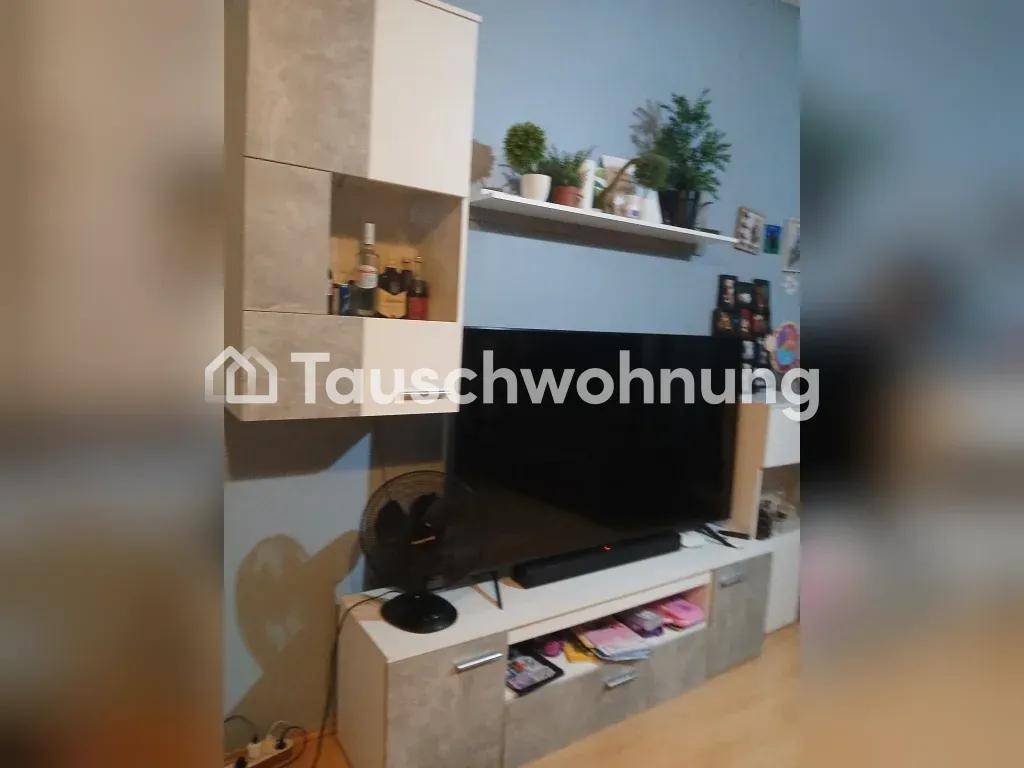 Wohnbereich mit modernem TV-Möbel, Wandregalen und dekorativen Pflanzen.