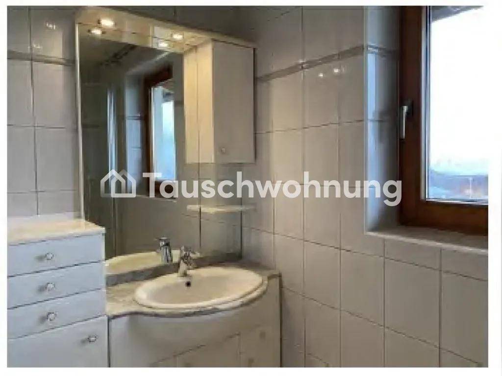Badezimmer mit Waschbecken, Spiegelschrank und Fliesen an Wänden und Boden.