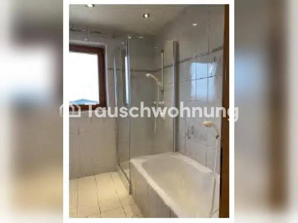 Helles Badezimmer mit Badewanne, Duschabtrennung und Fenster für natürliche Belüftung.