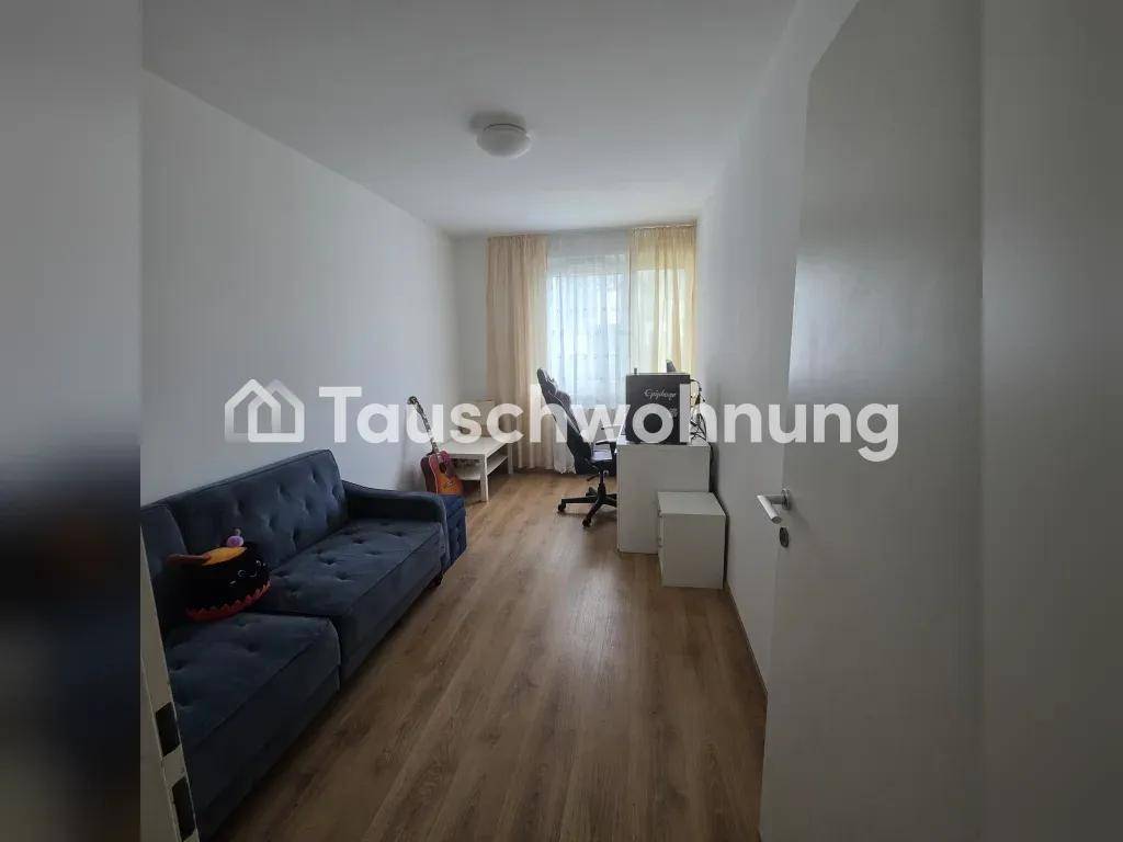 Schmales Schlafzimmer oder Gästezimmer mit Sofa, Schreibtisch und Fenster.