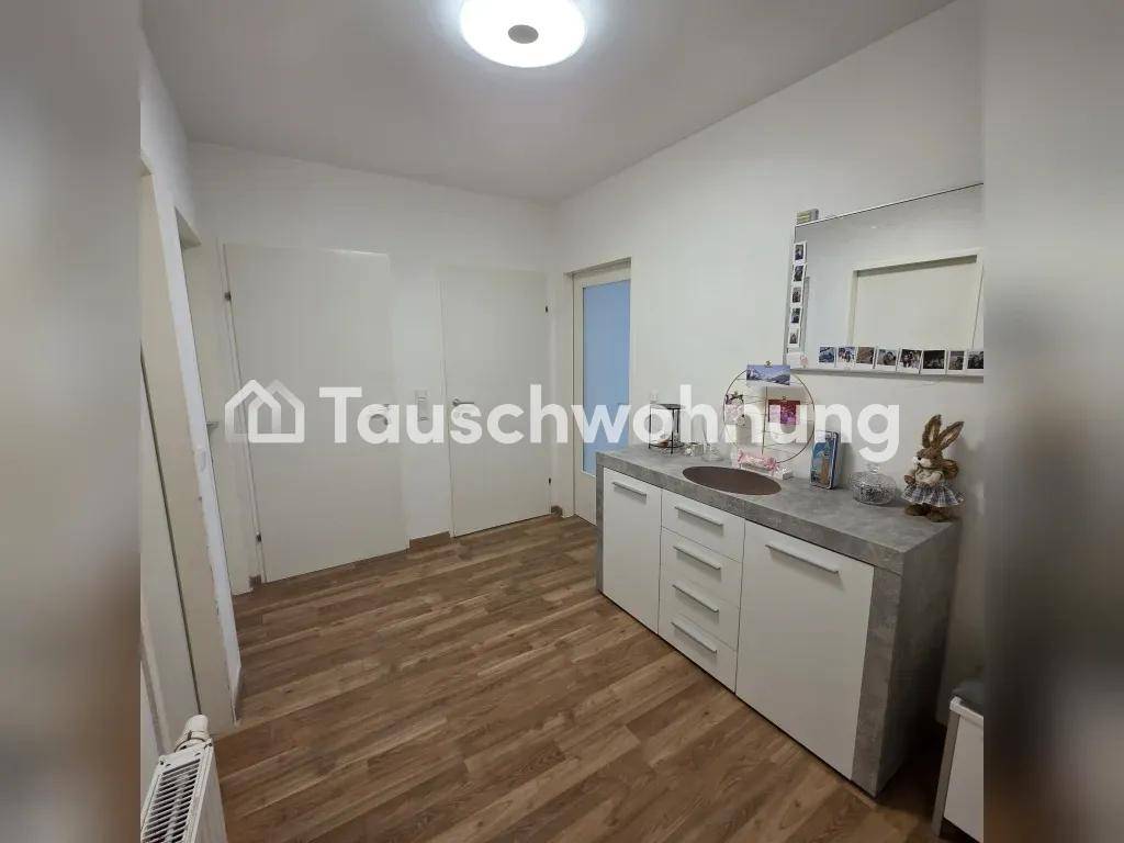 Heller Eingangsbereich mit praktischem Waschbeckenunterschrank und Spiegel.