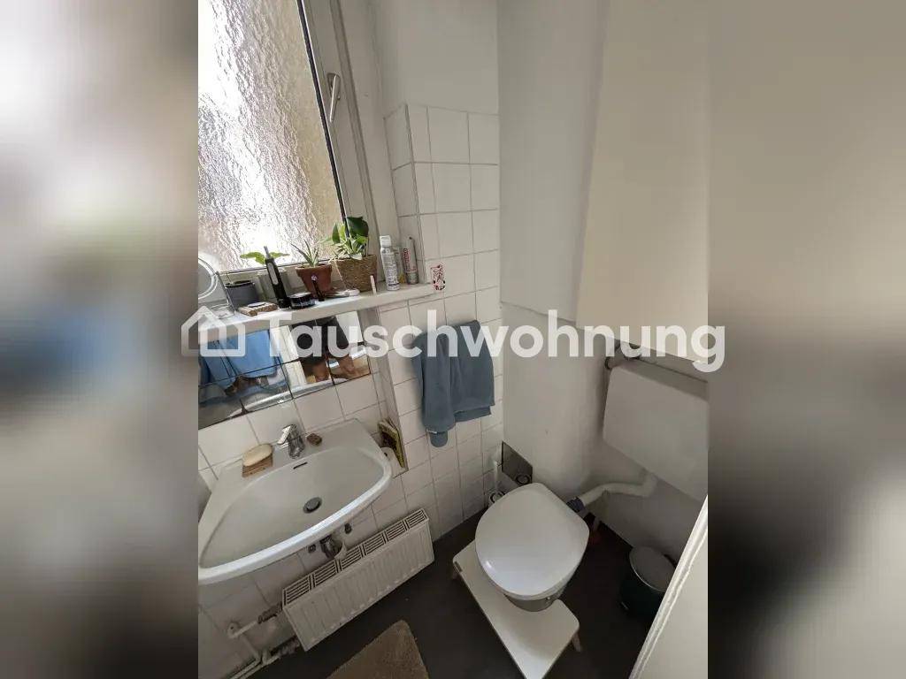 Kleines Badezimmer mit Toilette, Waschbecken und weißen Fliesen an den Wänden, funktional und hell.