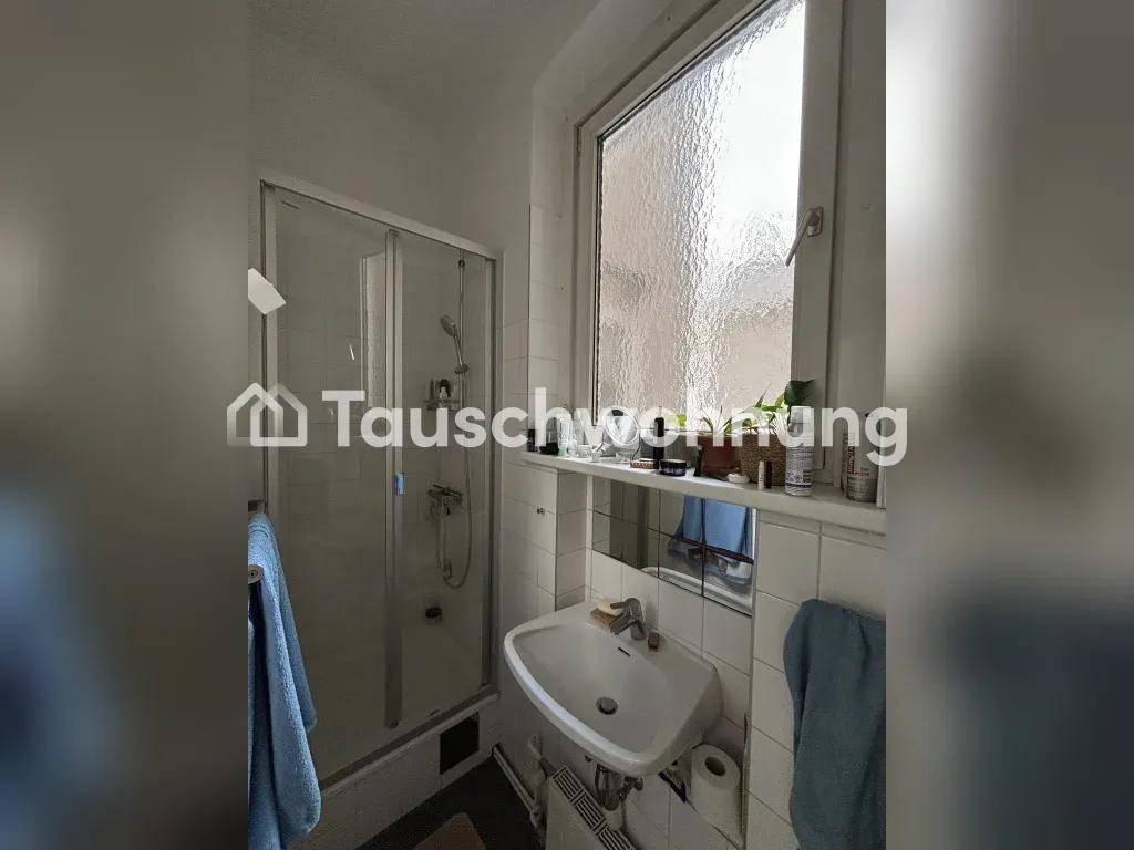 Badezimmer mit Duschkabine, Waschbecken und einem Fenster für natürliche Belüftung und Helligkeit.