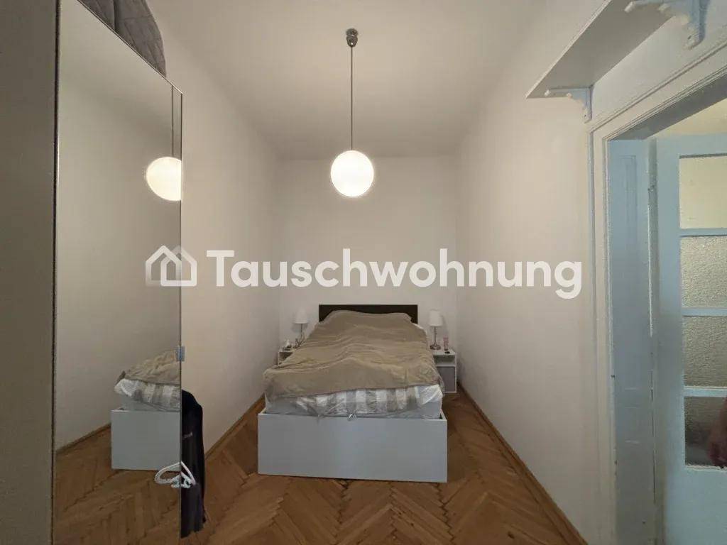 Schlafzimmer mit einem Bett, Nachttischen und einem schlichten, modernen Design, das Ruhe ausstrahlt.