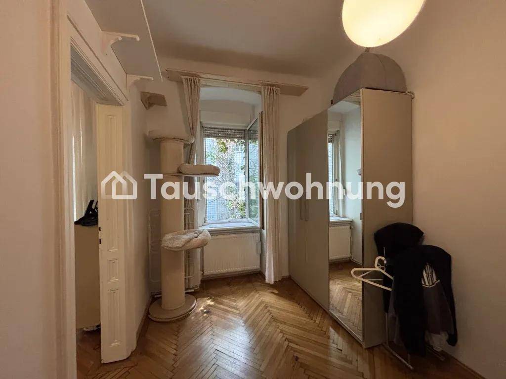 Zimmer mit großem Spiegelschrank und Fenster, das viel Tageslicht hereinlässt, ideal als Schlaf- oder Gästezimmer.