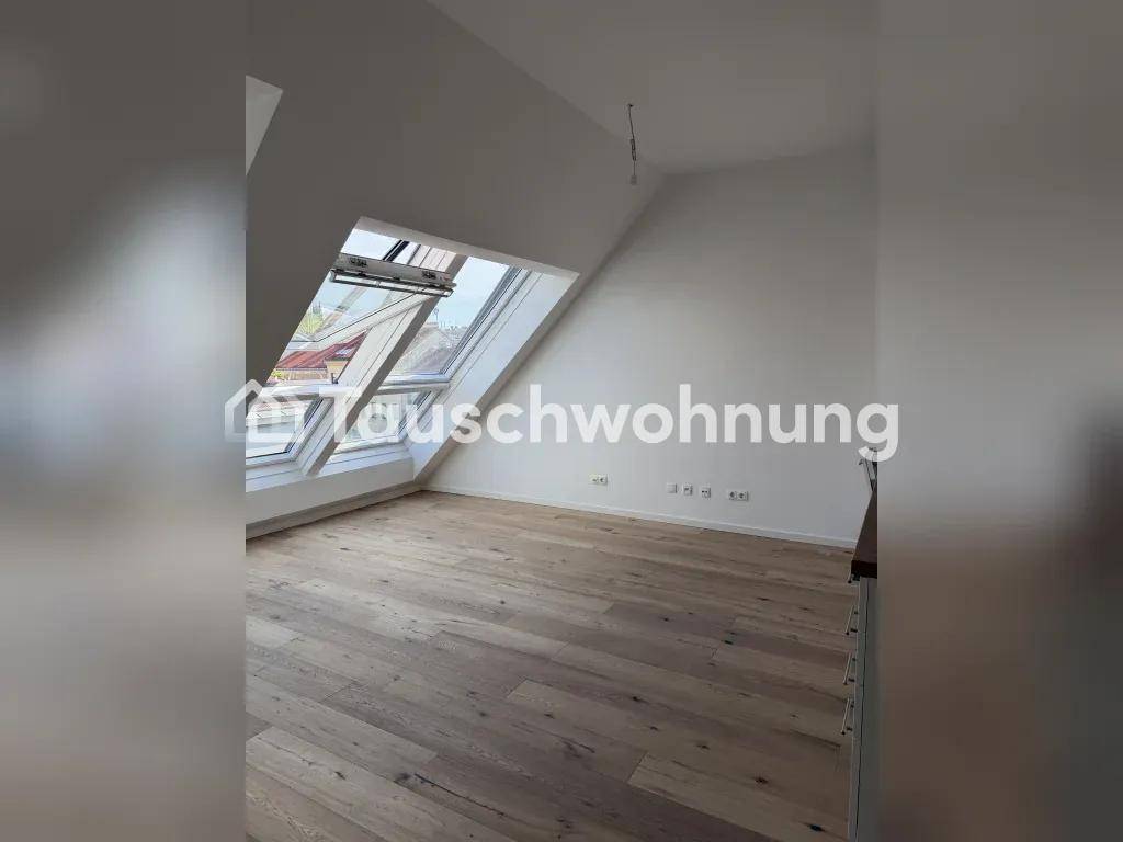 Geräumiger Dachgeschossraum mit mehreren Dachfenstern, schrägen Wänden und hellem Holzboden.