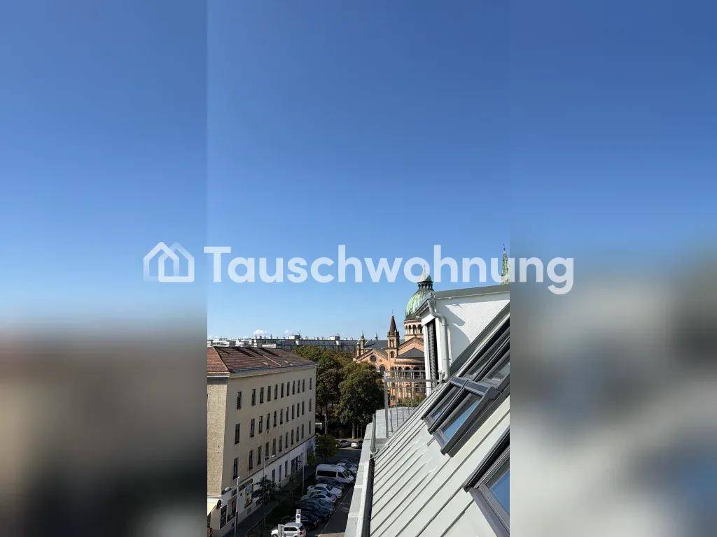 Panoramablick über die Stadt mit historischen Gebäuden, Straße und Kirchturm im Hintergrund.