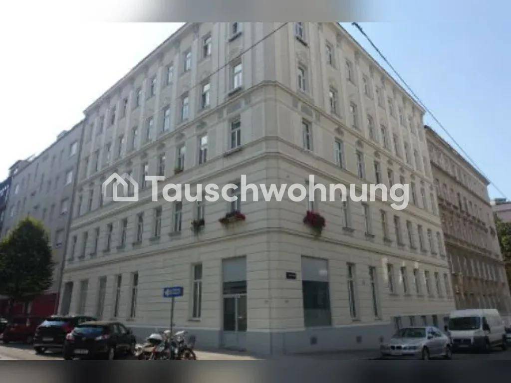 Eckgebäude mit klassischer Architektur und mehreren Stockwerken an einer städtischen Straße.
