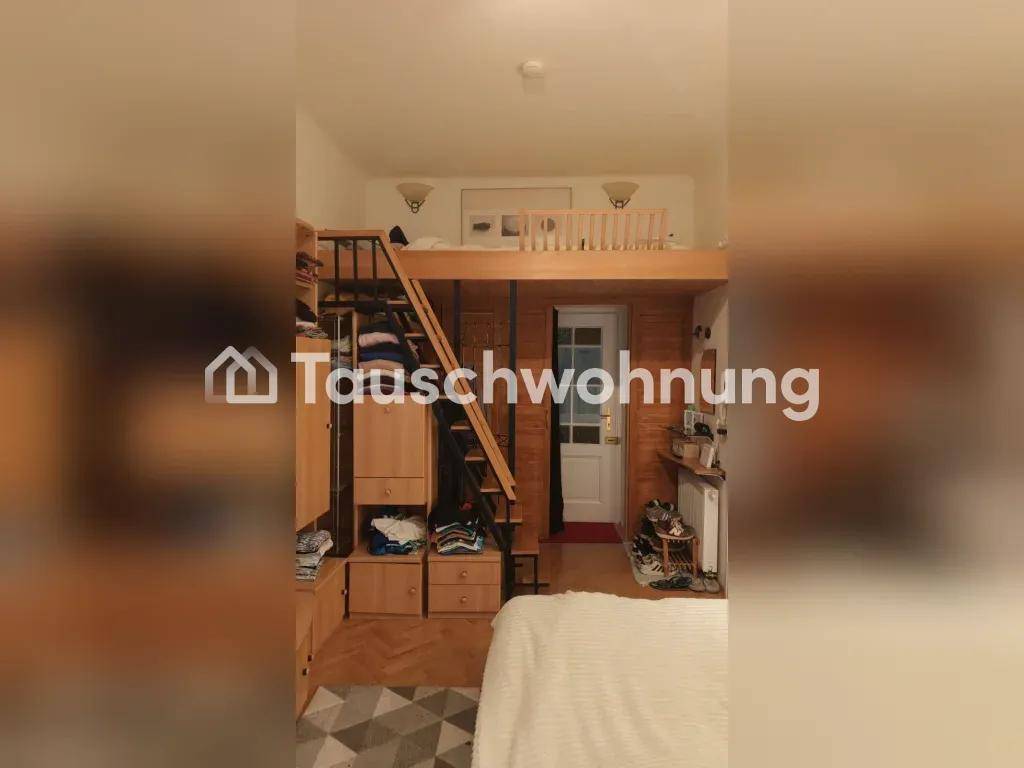 Schlafzimmer mit Hochbett, darunterliegendem Bett und Eingangstür, alles in Holzoptik.