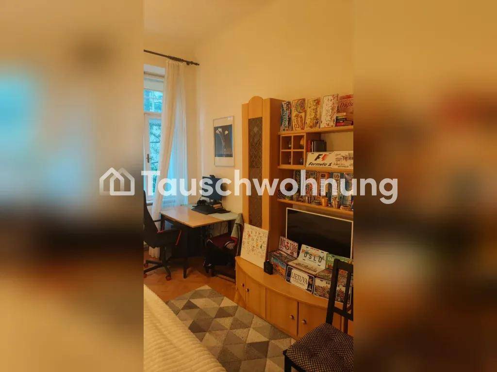 Arbeitsbereich im Schlafzimmer mit Schreibtisch, Regal und Blick auf das Fenster.