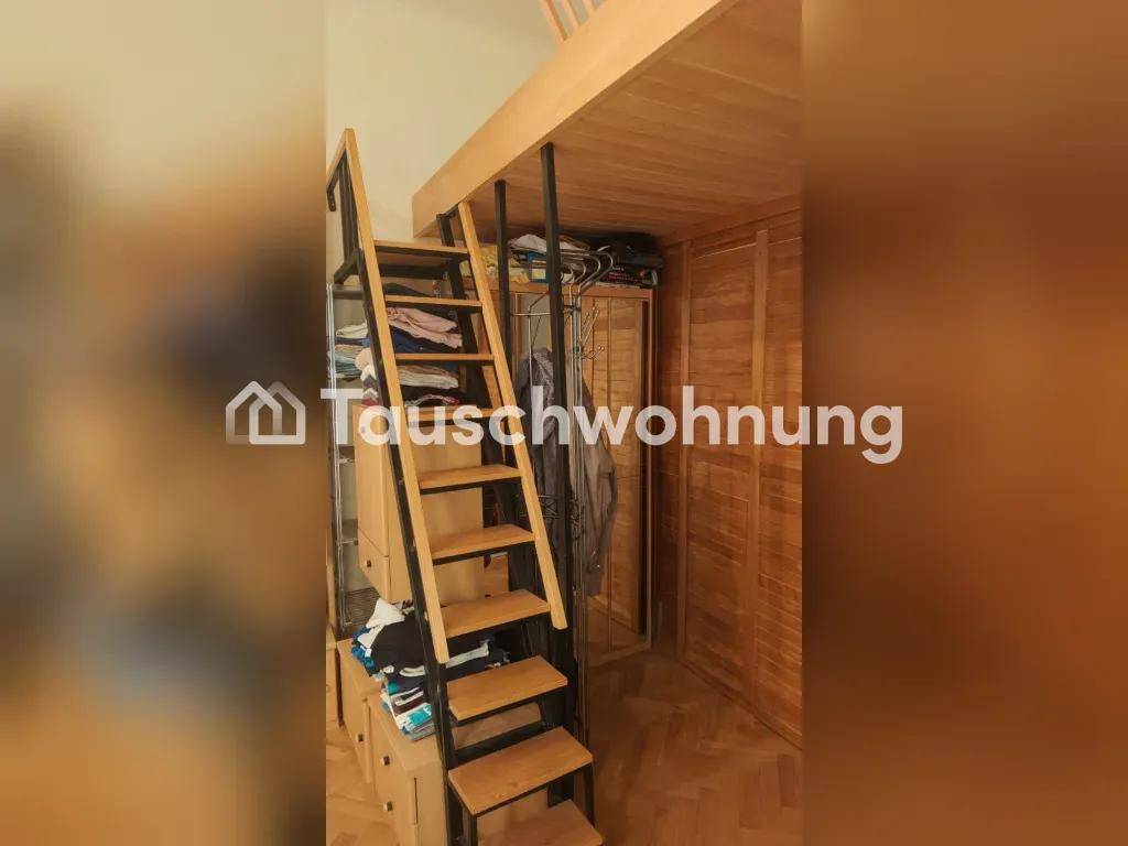 Leiter zum Hochbett in einem Schlafzimmer mit integriertem Kleiderschrank und Holzvertäfelung.