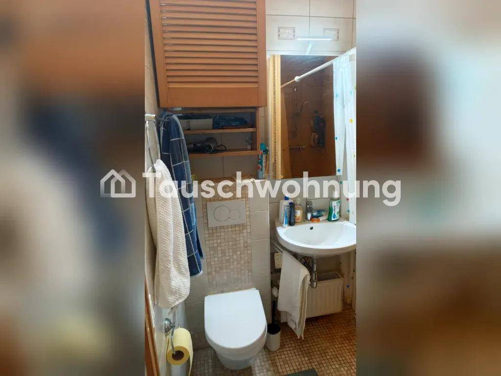 Kleines Badezimmer mit WC, Waschbecken und Duschbereich, ausgestattet mit Spiegelschrank.