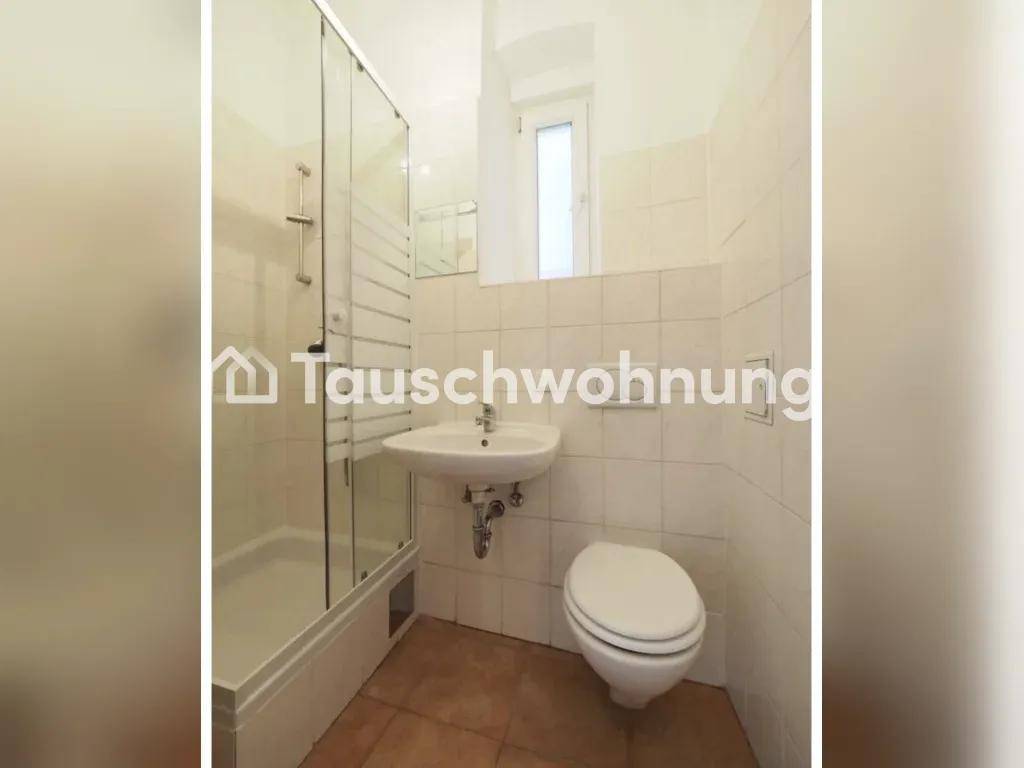 Helles Badezimmer mit Duschkabine, WC, Waschbecken und einem kleinen Fenster.