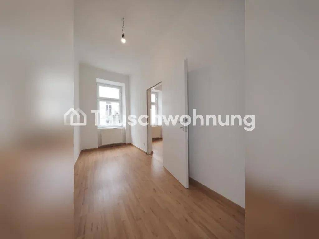 Lichtdurchfluteter Raum mit hellem Parkettboden und Blick durch das Fenster.