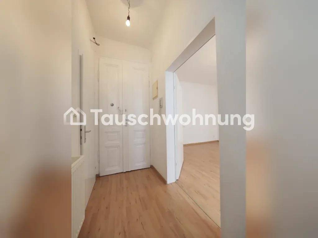 Heller Flur mit Parkettboden und integriertem Wandschrank, der zu weiteren Räumen führt.