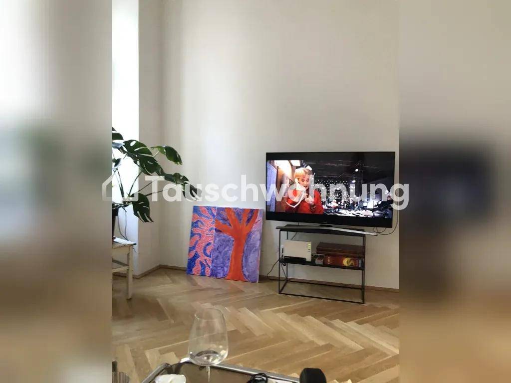 Wohnzimmer mit Fernseher, Kunstwerk und Parkettboden, Teil eines hellen Wohnbereichs.