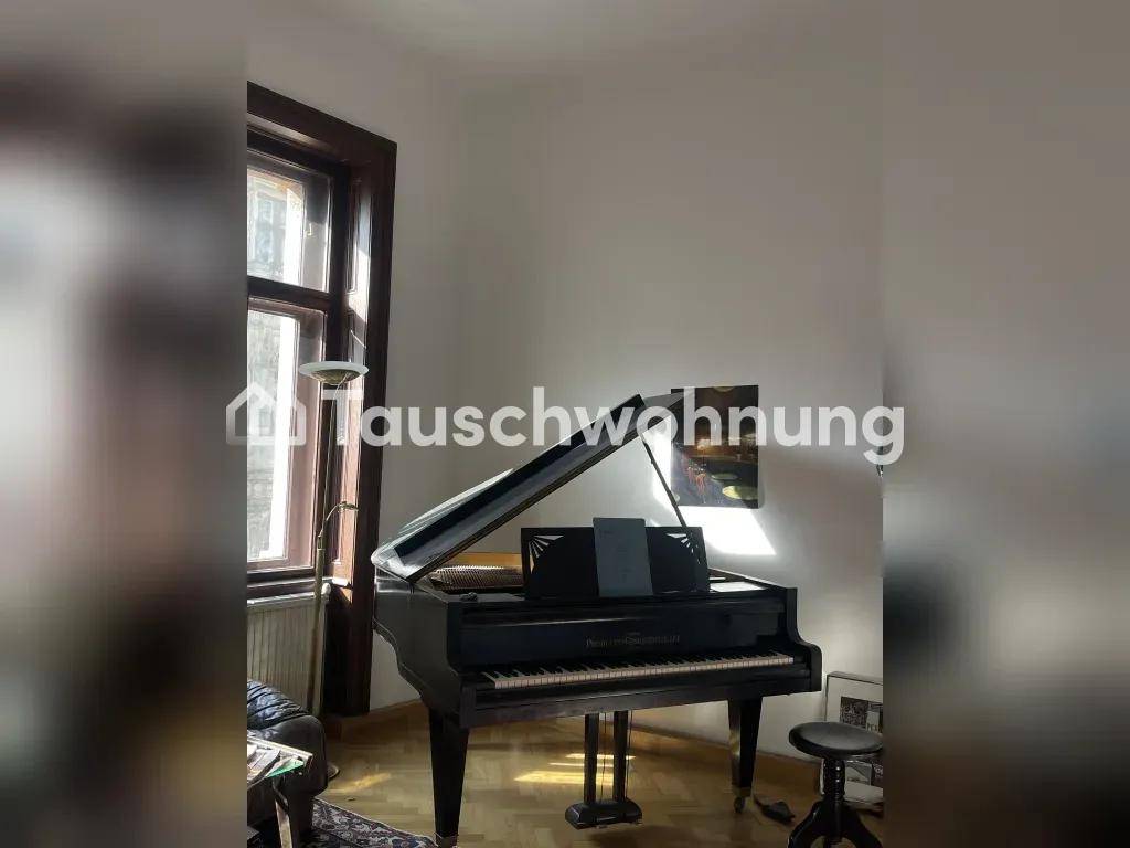 Elegantes Zimmer mit einem schwarzen Flügel, großen Fenstern und Parkettboden, das viel Licht erhält.