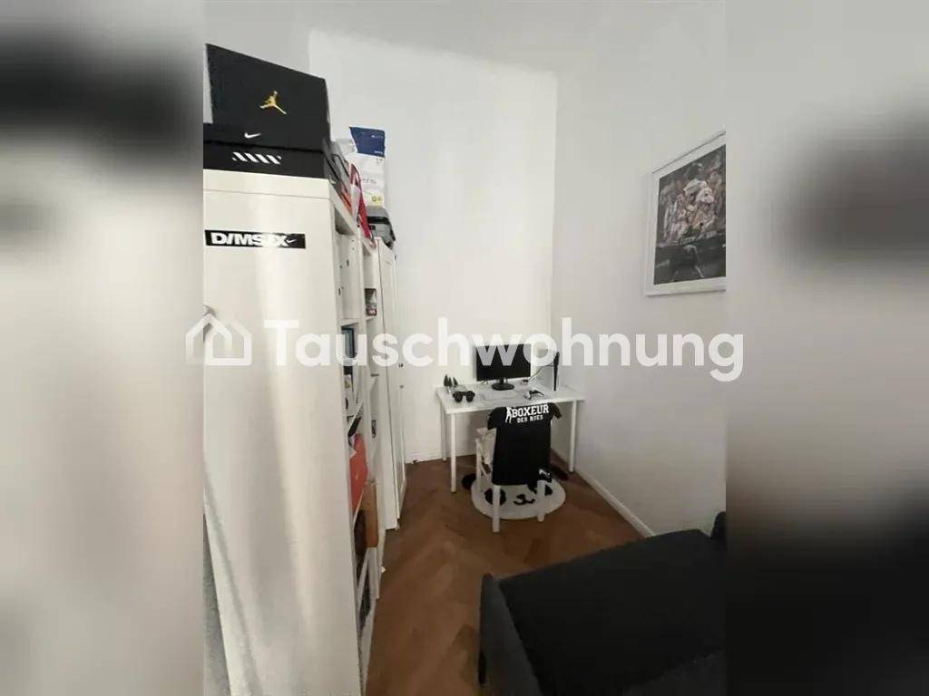 Kleiner Arbeitsbereich mit Schreibtisch, Computer und Regalen, praktisch und funktional gestaltet.