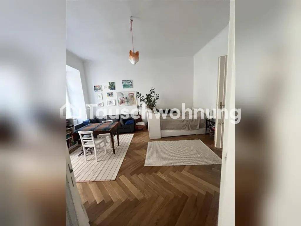 Geräumiges Wohnzimmer mit Parkettboden, Sofa und heller Einrichtung, ideal zum Entspannen.