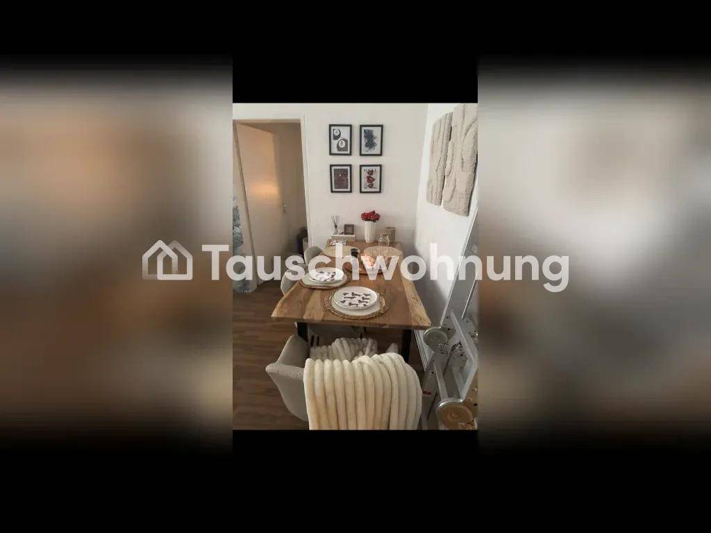 Essbereich mit Holztisch und modernen Stühlen, dekoriert mit Wandbildern.