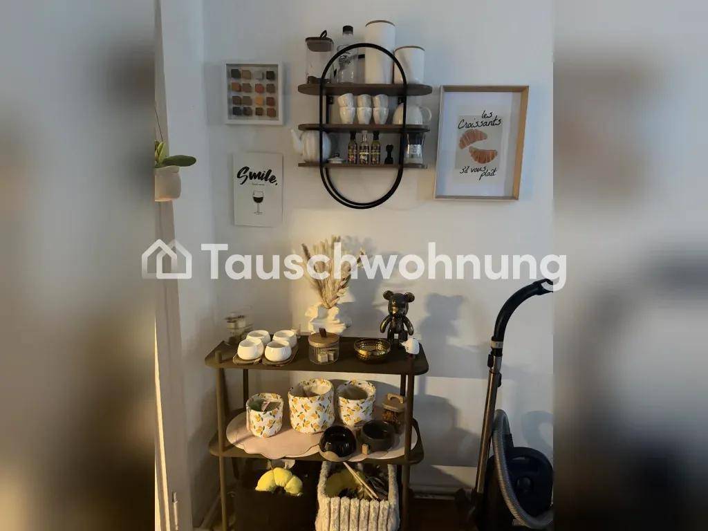Dekorative Wandgestaltung mit Regalen, Bildern und einem Servierwagen mit Pflanzen.